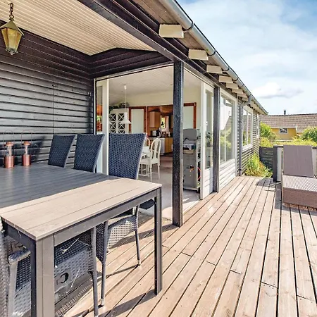 Three-bedroom Holiday In 別荘